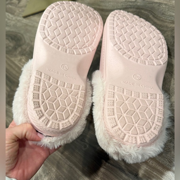✨ Pink Faux Fur-Lined Clogs (Size 10) – Never Worn! ✨ - Picture 2 of 4